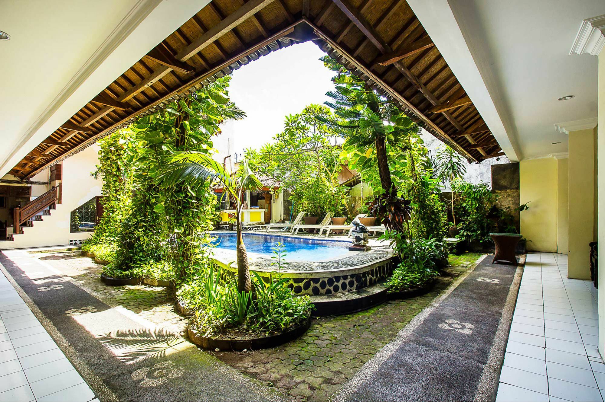 Hotel Sanjaya Managed By Tinggal Кута Екстериор снимка