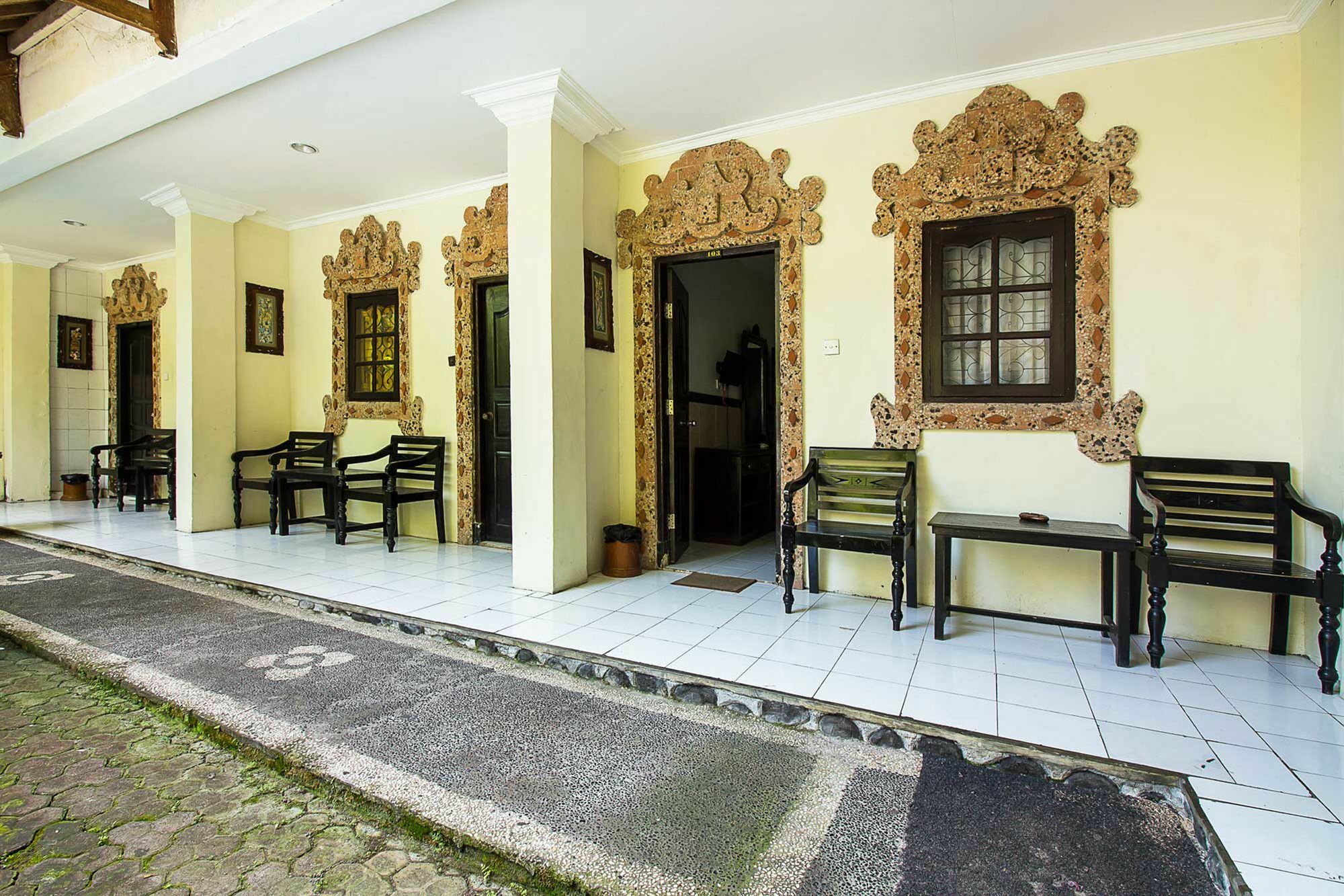 Hotel Sanjaya Managed By Tinggal Кута Екстериор снимка