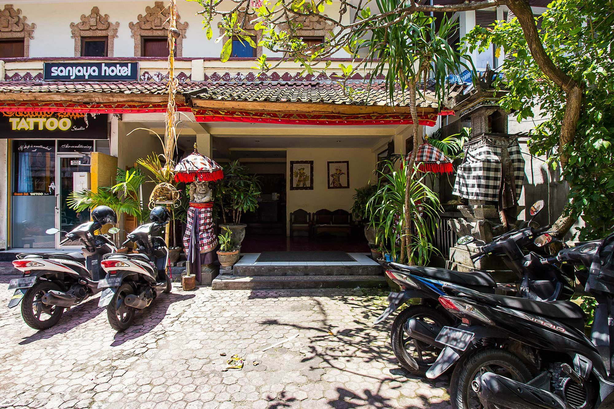 Hotel Sanjaya Managed By Tinggal Кута Екстериор снимка